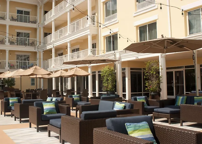 Hotel with Tennis: Courtyard Charleston Waterfront