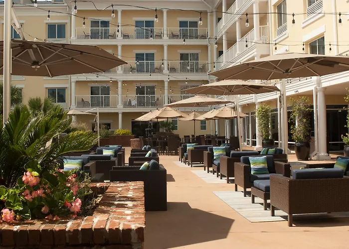 Hotel with Tennis: Courtyard Charleston Waterfront